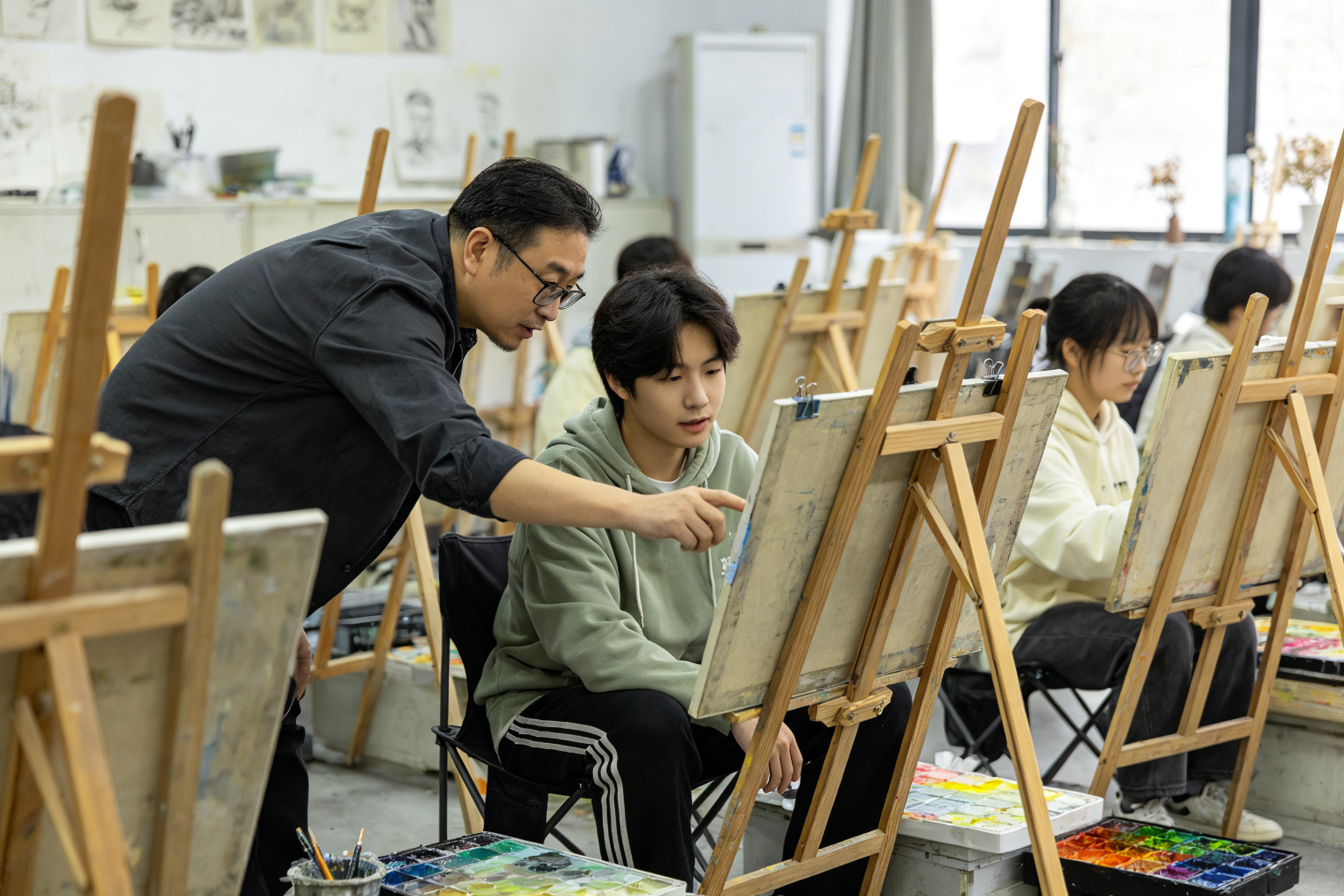 嘉兴美术培训课堂:老师指导学员作画